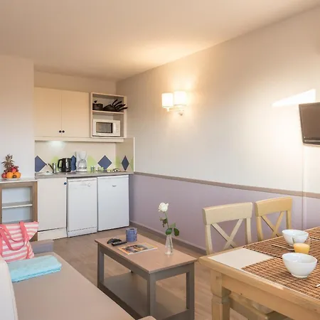 מלון דירות Pierre & La Rostagne 3*